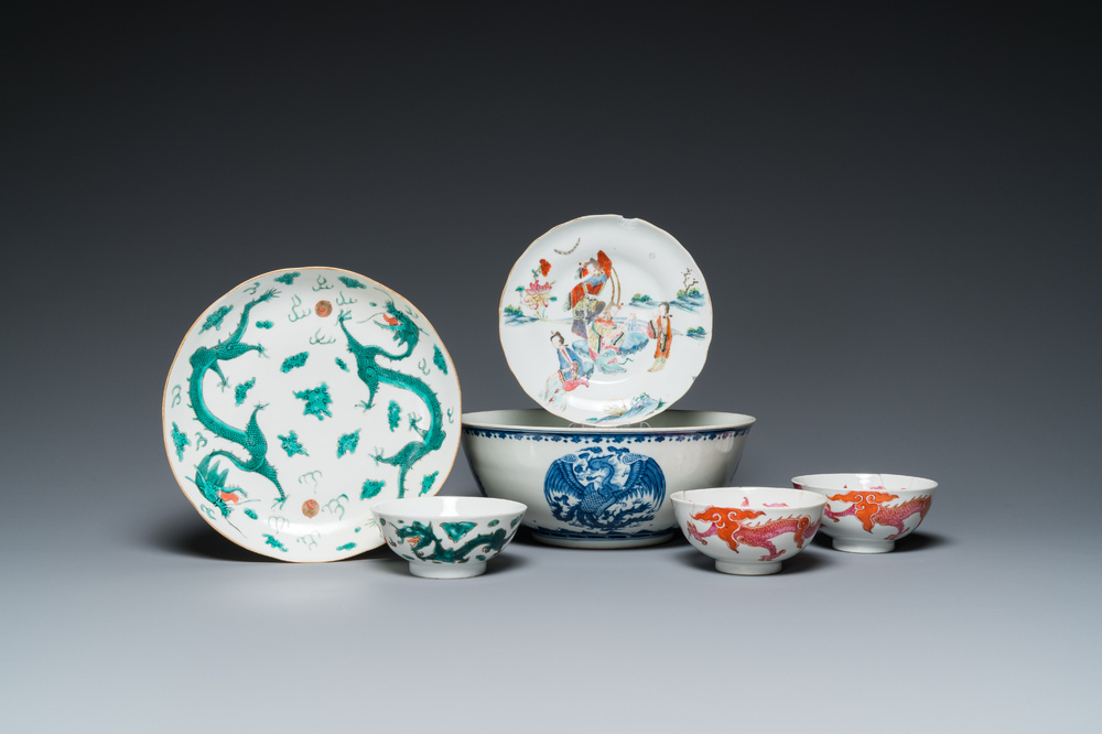 Vier Chinese 'draken' kommen, een schotel en een famille rose bord met verhalend decor, Yongzheng en later