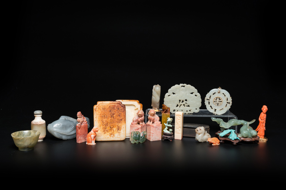 20 sculptures en corail, jade, pierre &agrave; savon et autres pierres, Chine, 19/20&egrave;me