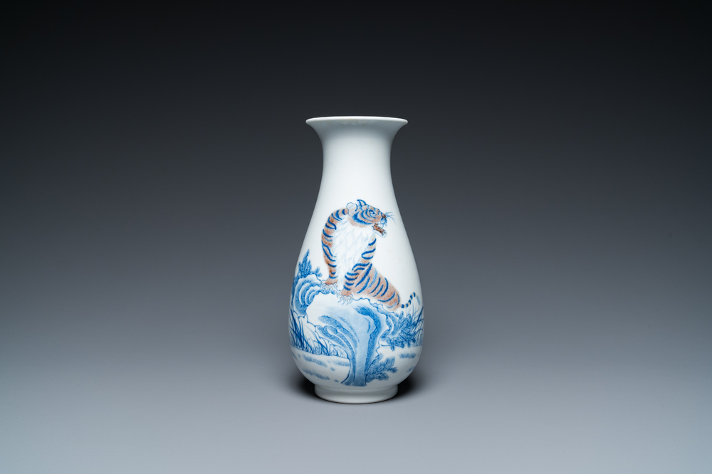 Een Chinese blauw-witte en koperrode 'tijger' vaas, Zhong Guo Jingdezhen Zhi 中國景德鎮製 merk, 20e eeuw
