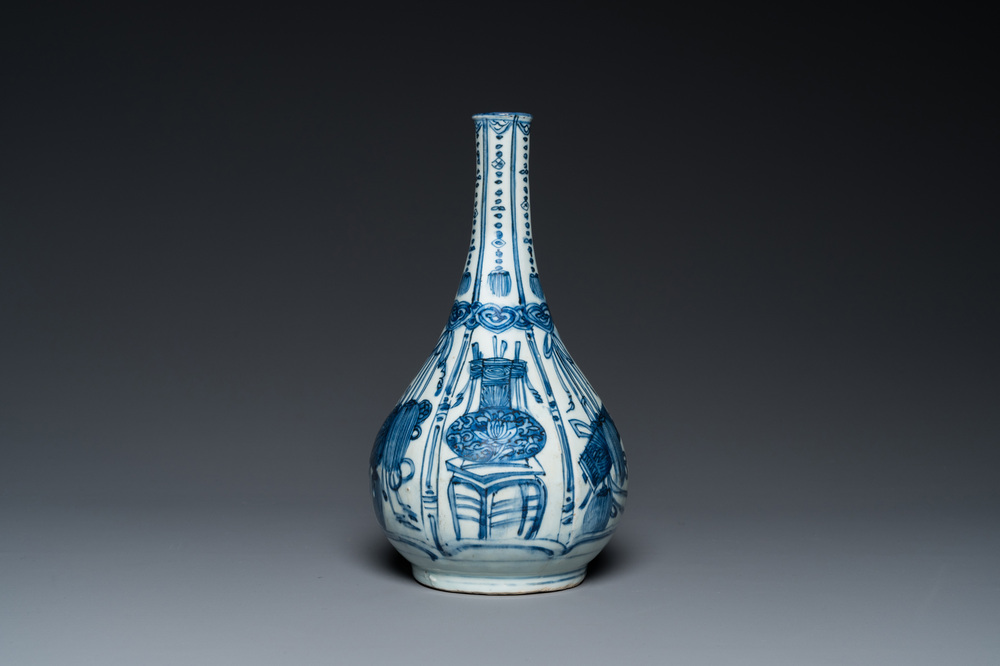 A Chinese blue and white kraak porcelain bottle vase, Wanli