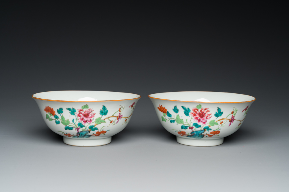 Paire de bols en porcelaine de Chine famille rose &agrave; d&eacute;cor floral, marque et &eacute;poque de Qianlong