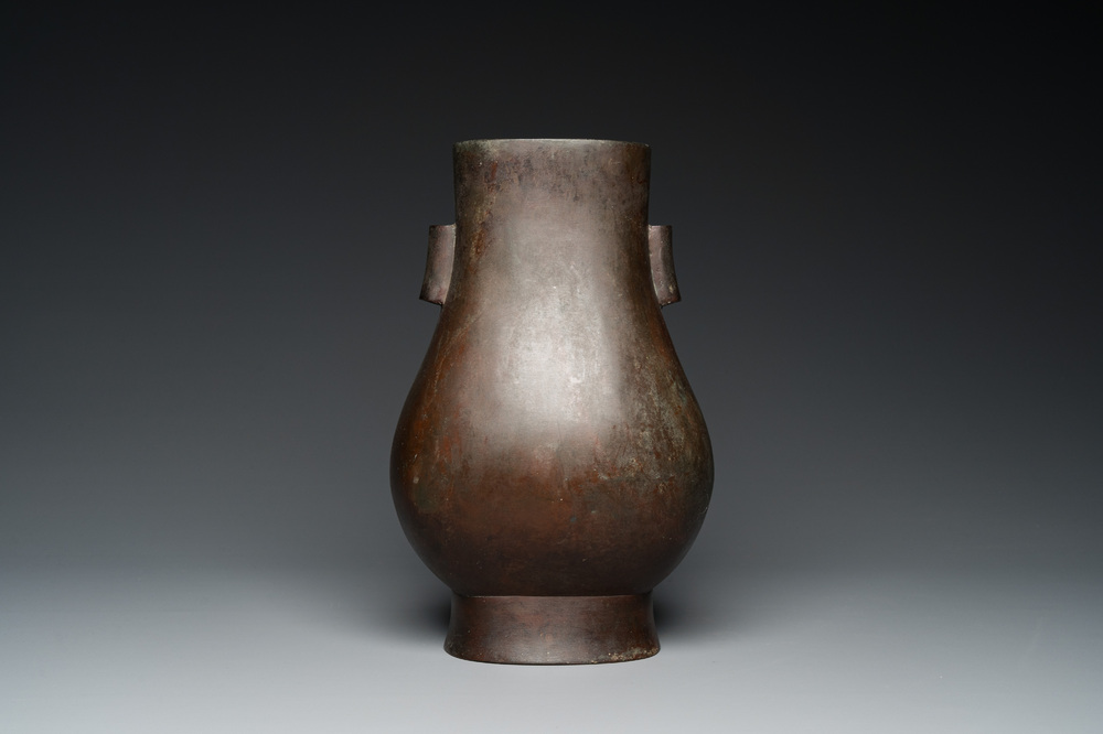 Vase de forme 'hu' en bronze, Chine, Song/Yuan