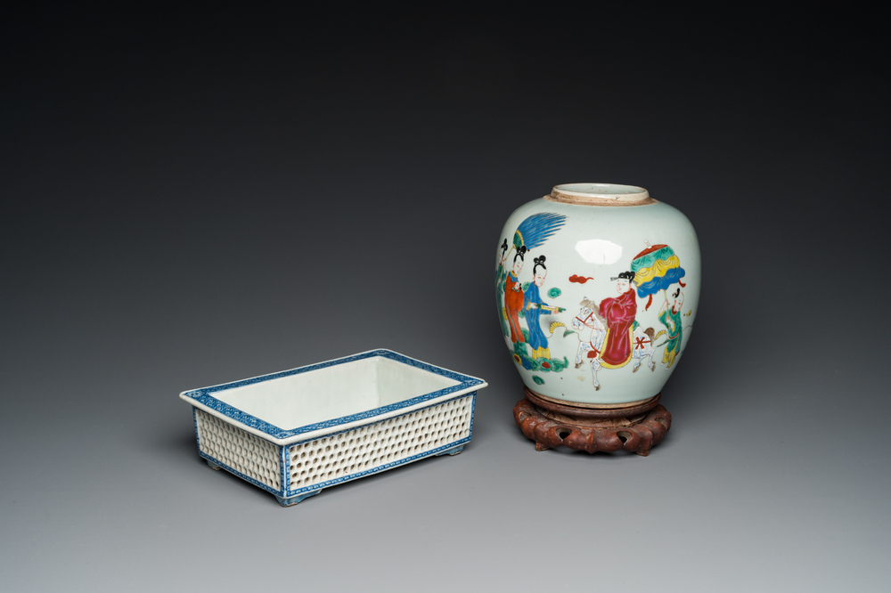 A Chinese famille rose jar and a rectangular blue and white jardini&egrave;re, 18/19th C.