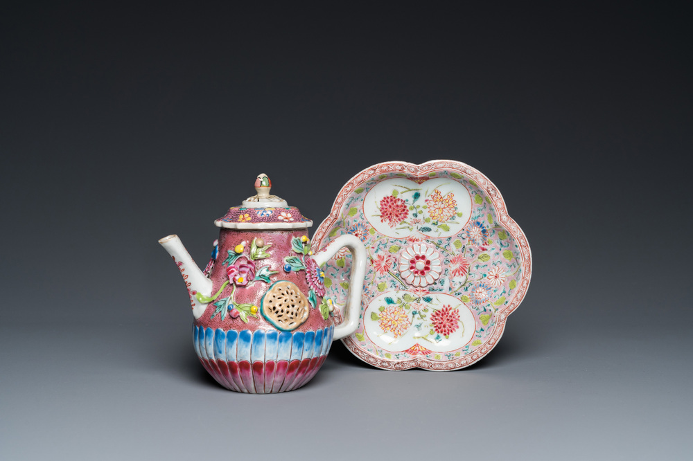 Th&eacute;i&egrave;re couverte sur support en porcelaine de Chine famille rose &agrave; d&eacute;cor en relief, Yongzheng