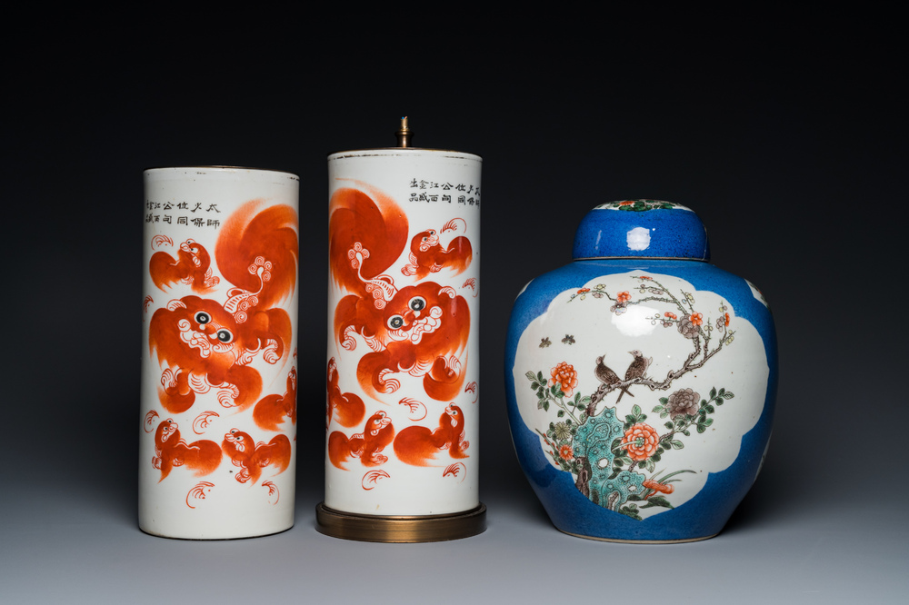 Une paire de porte-chapeaux en porcelaine de Chine en rouge de fer et un pot couvert en famille verte, 19&egrave;me