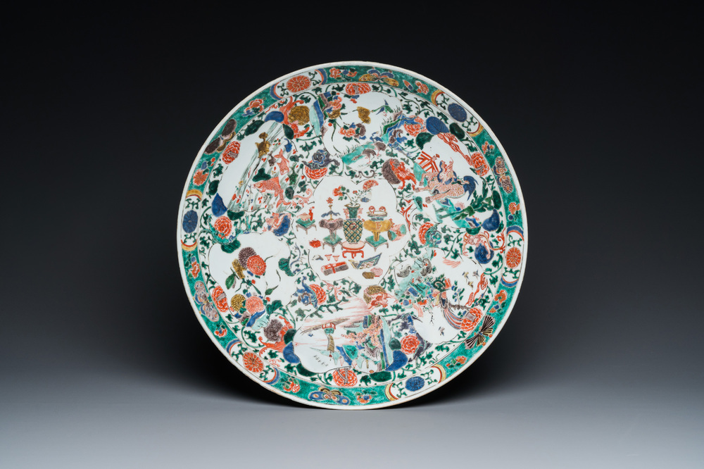 Plat en porcelaine de Chine famille verte &agrave; d&eacute;cor d'antiquit&eacute;s et d'animaux, Kangxi