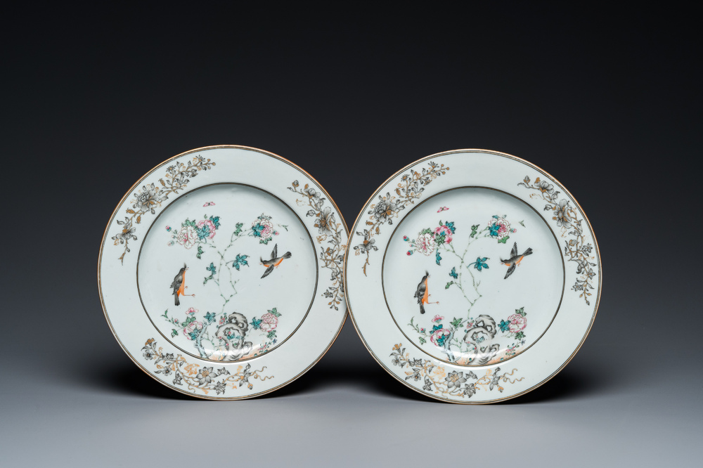 Een paar Chinese famille rose en grisaille borden met vogels bij bloesemtakken, Yongzheng/Qianlong