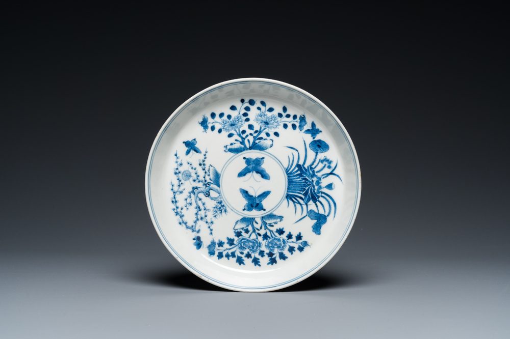 Een Chinees blauw-wit 'Bleu de Hue' bord voor de Vietnamese markt, Vien Ngoc Kim Ky 元玉錦記 merk, 19e eeuw