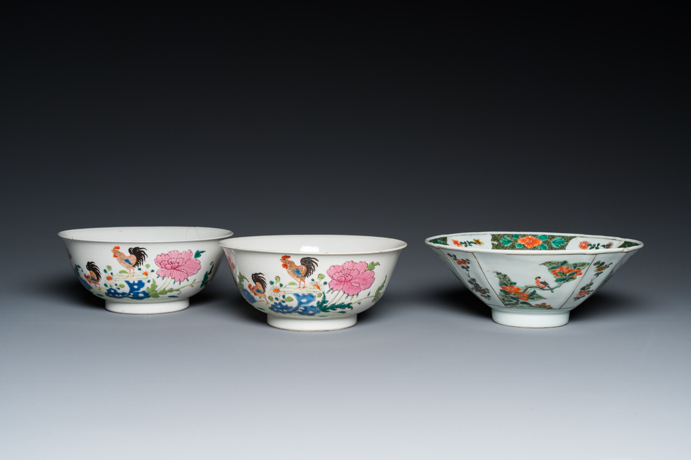 Une paire de bols en porcelaine de Chine famille rose &agrave; d&eacute;cor de coqs et un bol en famille verte, 18/19&egrave;me