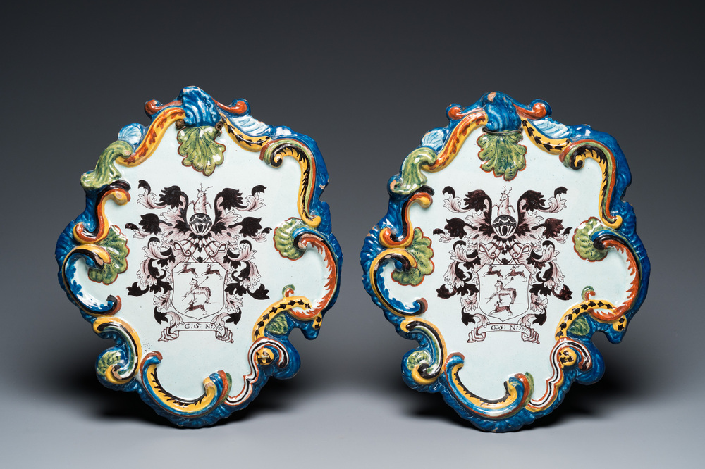 Paire de plaques armori&eacute;es en fa&iuml;ence de Delft polychrome dat&eacute;es 1767