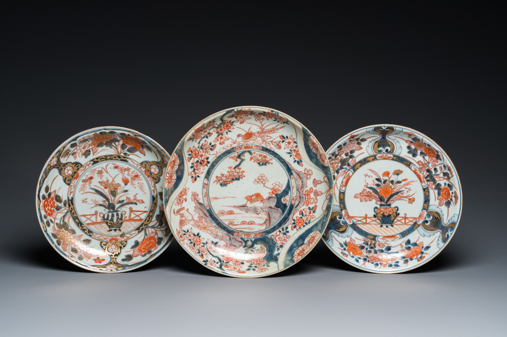 Drie Japanse Imari schotels, Edo, 17/18e eeuw