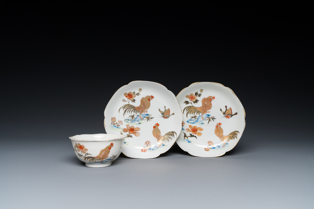 A Chinese grisaille and gilt 'roosters' cup and two saucers, Yongzheng