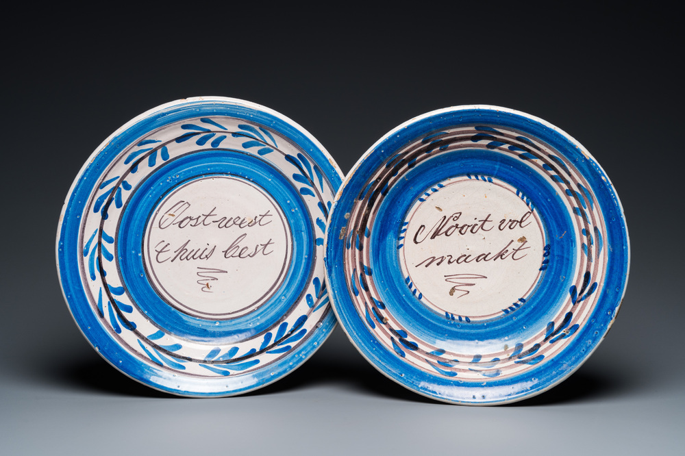 Deux plats aux proverbes en fa&iuml;ence de Makkum en bleu, blanc et mangan&egrave;se, la Frise, 1&egrave;re moiti&eacute; du 19&egrave;me