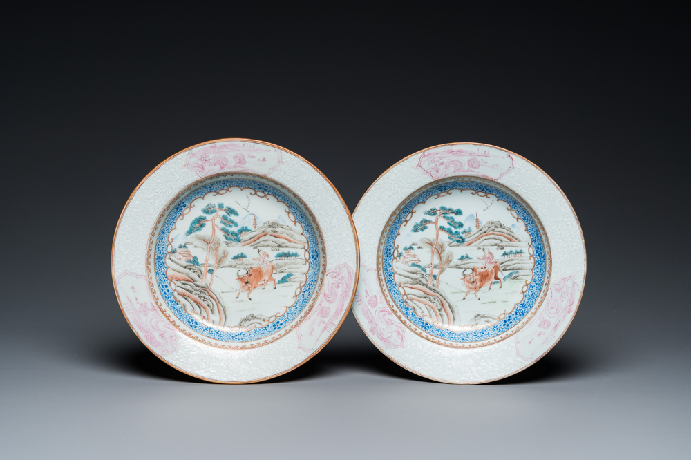 Paire d'assiettes en porcelaine de Chine famille rose &agrave; d&eacute;cor d'un gar&ccedil;on sur un buffle, Yongzheng/Qianlong