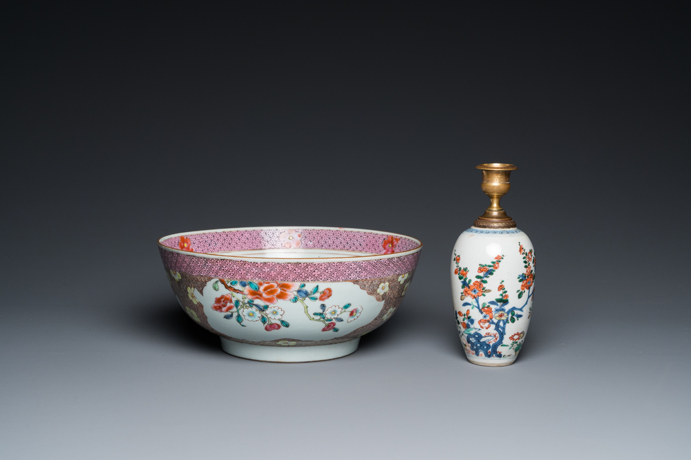 Een Chinese famille verte vaas tot lamp gemonteerd en een famille rose kom, Kangxi en Qianlong