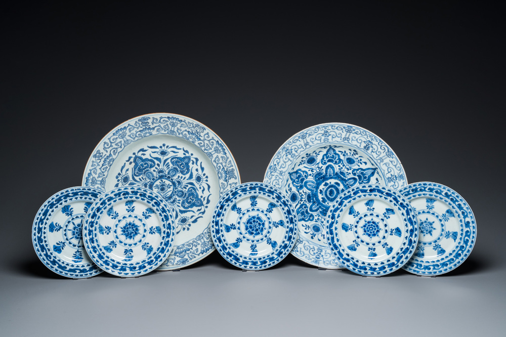 Two Chinese blue and white dishes and five plates with floral design, Kangxi
