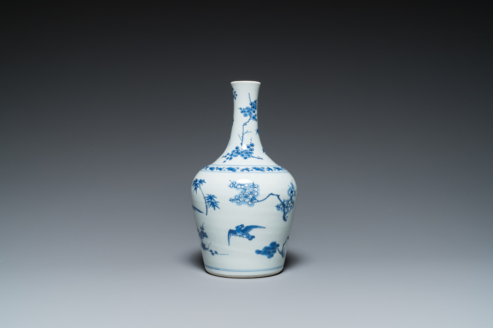 Vase de forme bouteille en porcelaine de Chine en bleu et blanc, &eacute;poque Transition
