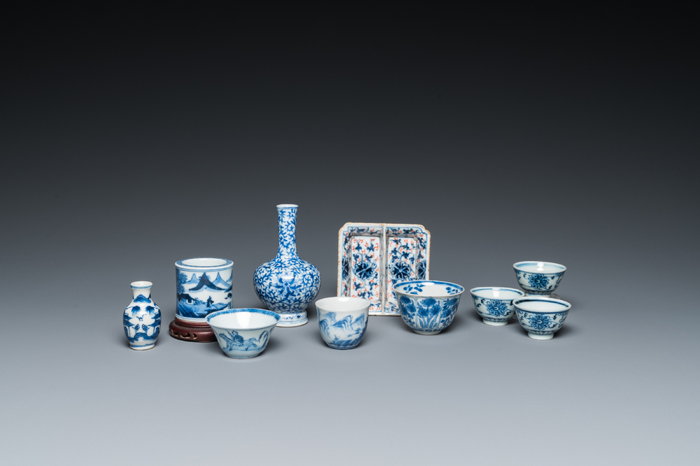 Een diverse collectie Chinees blauw-wit porselein, Kangxi en later