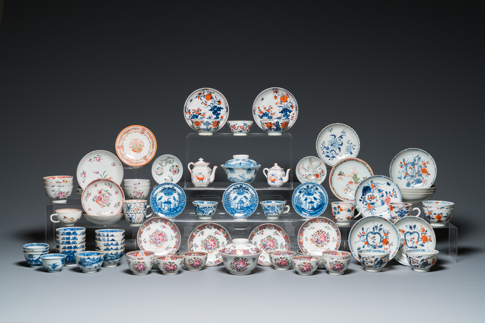 Een uitgebreide collectie overwegend blauw-wit en famille rose Chinees porselein, Kangxi en later