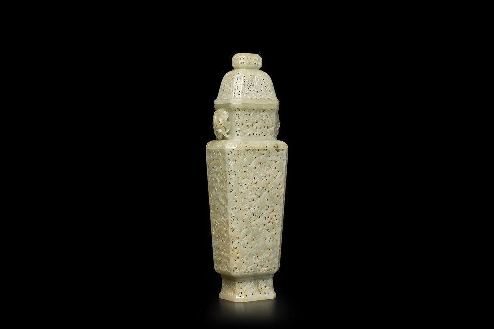 Vase couvert ajour&eacute; en jade c&eacute;ladon, Chine, R&eacute;publique