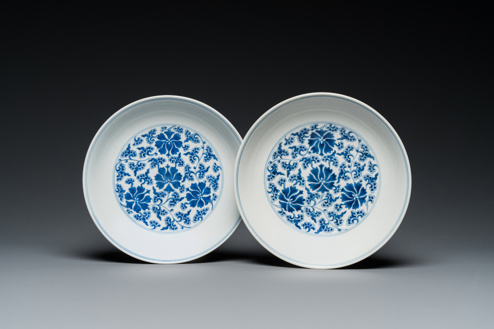 Twee Chinese blauw-witte 'lotus' borden, Qianlong merk en periode