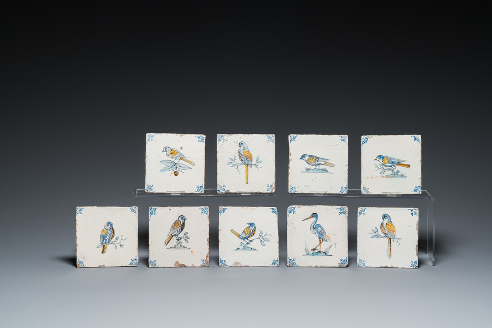 Negen polychrome Delftse tegels met vogels, 17e eeuw