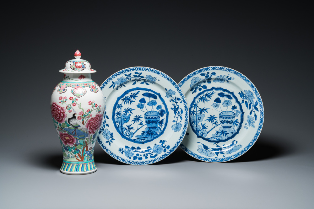 Een paar Chinese blauw-witte schotels en een Samson famille rose vaas, Qianlong en 19e eeuw