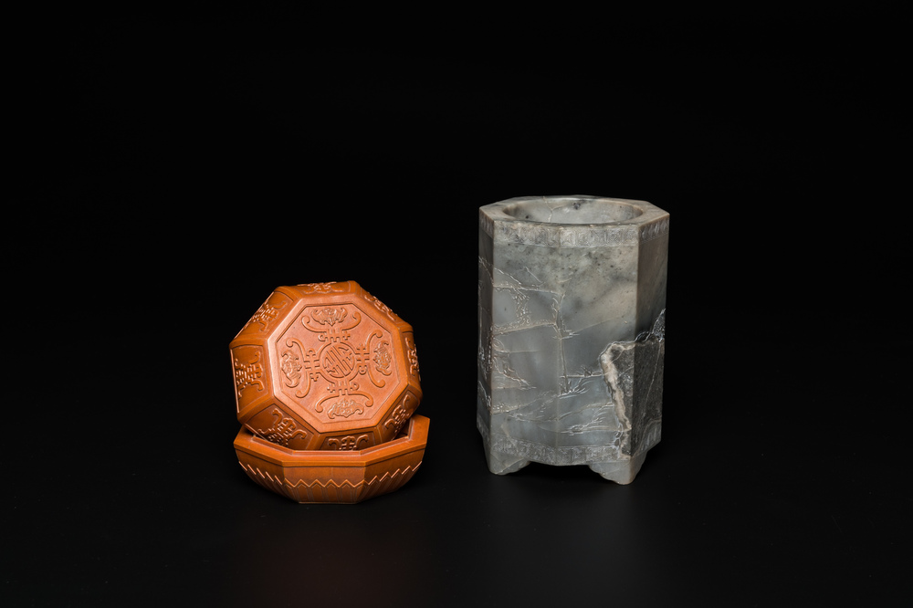 Une bo&icirc;te couverte en bois sculpt&eacute; et un pot &agrave; pinceaux en jade gris, Chine, R&eacute;publique