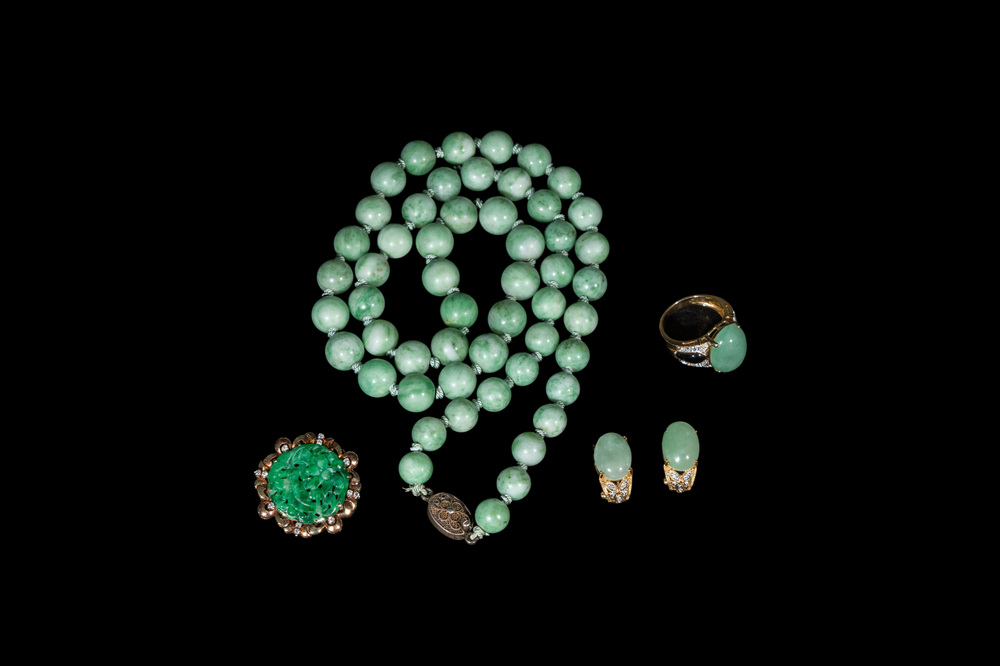 Collection de bijoux en or mont&eacute; de jade, Chine, 20&egrave;me