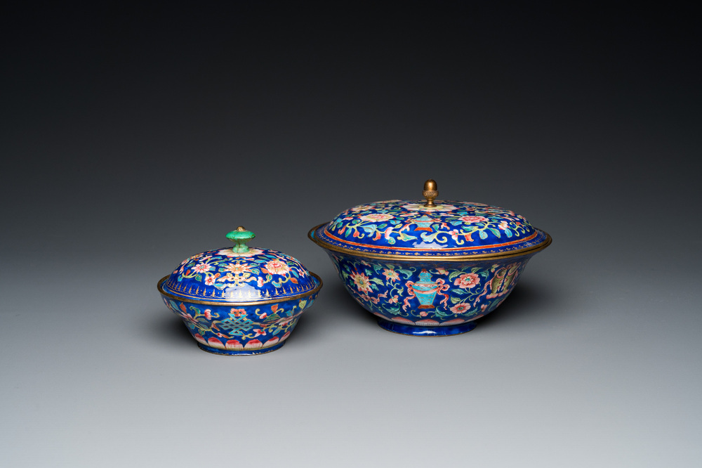 Deux bols couverts en &eacute;maux de Canton &agrave; fond bleu, Qianlong/Jiaqing