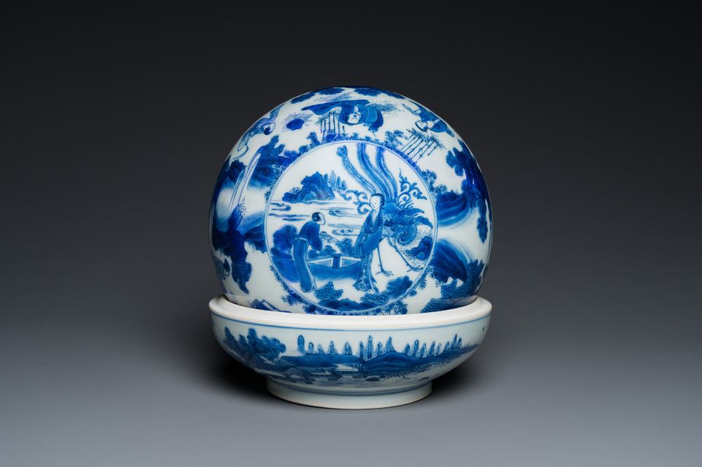 A Chinese blue and white 'fenghuang' box and cover, Transitional period