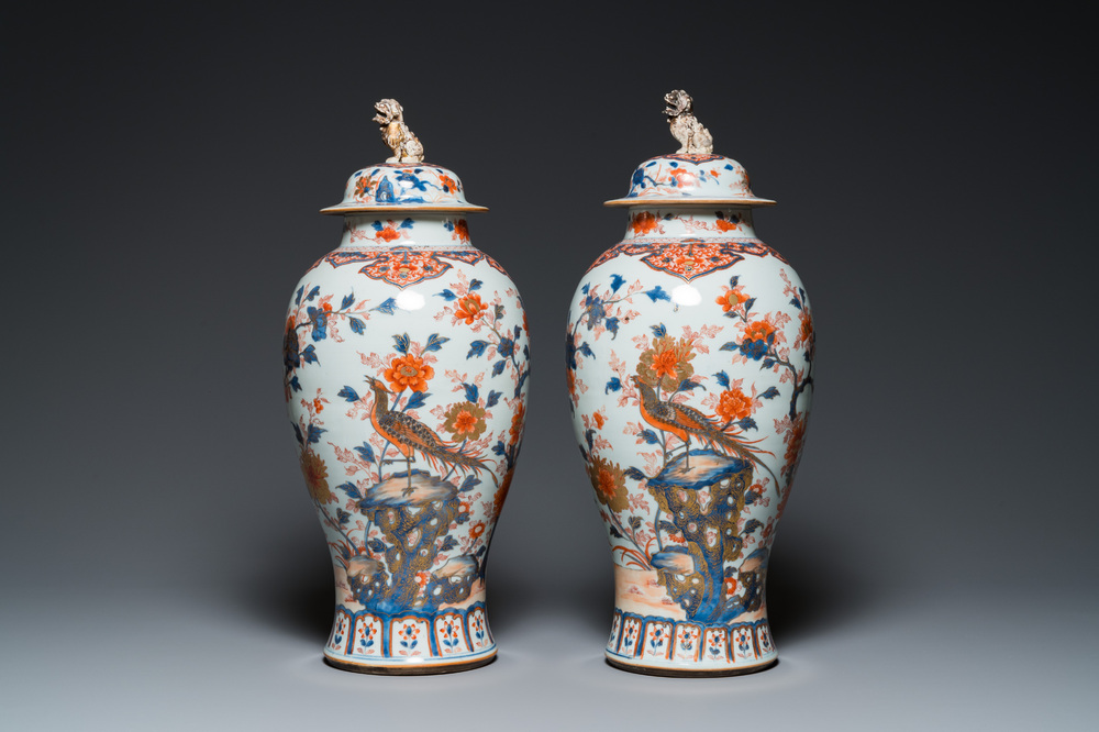 Paire de grands vases couverts en porcelaine de Chine de style Imari, Kangxi