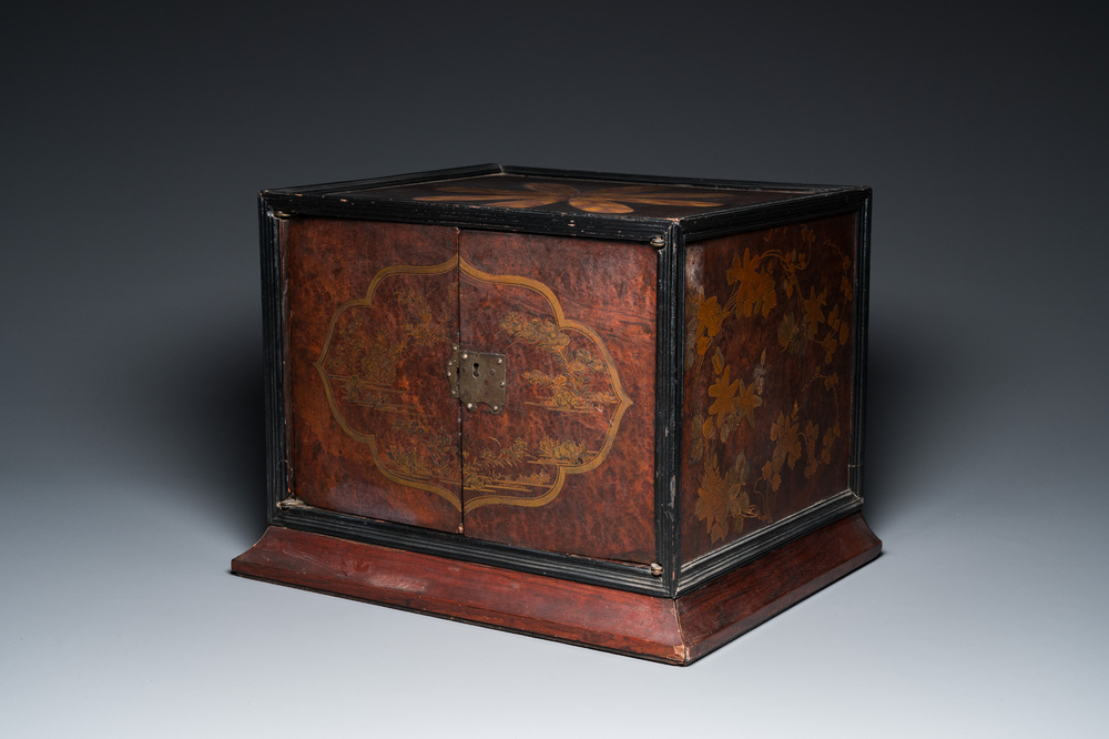 Petit cabinet en bois laqu&eacute; pour le march&eacute; europ&eacute;en, Japon, Edo, 18&egrave;me