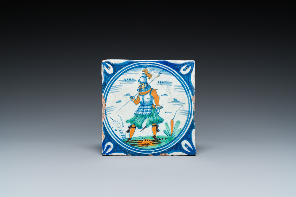 Carreau &agrave; d&eacute;cor d'un soldat dans un m&eacute;daillon en majolique polychrome, Pays-Bas, fin du 16&egrave;me