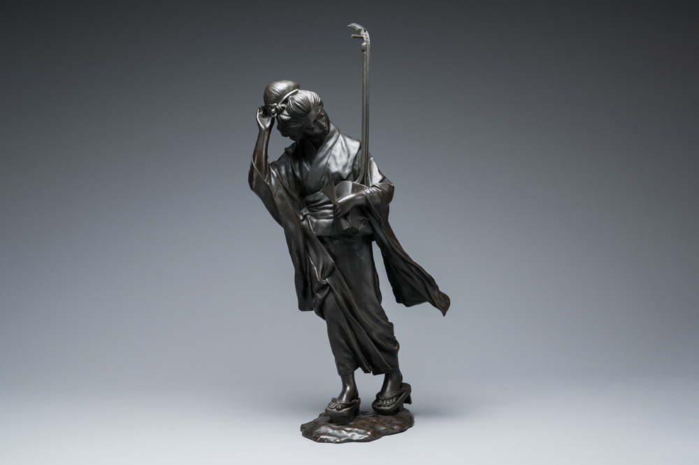 A large Japanese bronze okimono of a musician, Shinpūsei 森風聲作 mark, Meiji, 19th C.