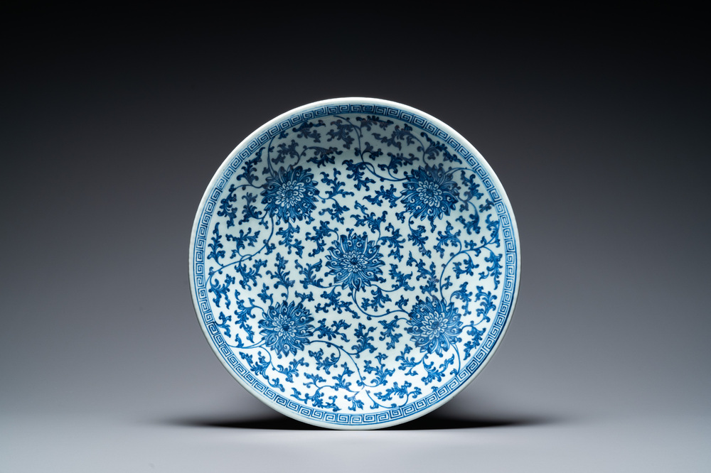 Een Chinese blauw-witte 'lotus' schotel, Qianlong merk en periode