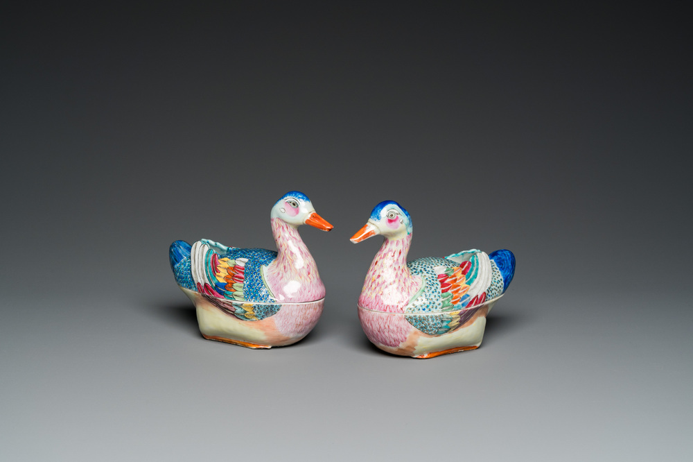 Een paar Chinese famille rose dekselterrines in de vorm van eenden, Qianlong