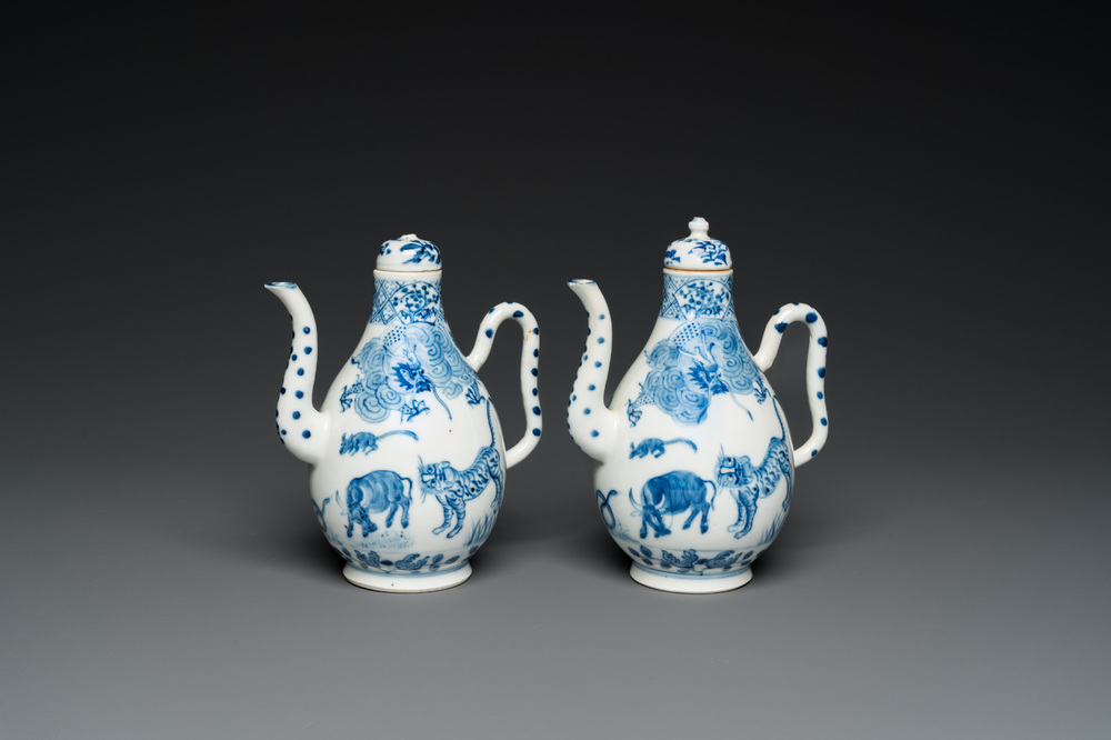 Een paar Chinese blauw-witte dekselkannen met de twaalf dieren uit de Chinese dierenriem, mogelijk voor de Vietnamese markt, 19e eeuw