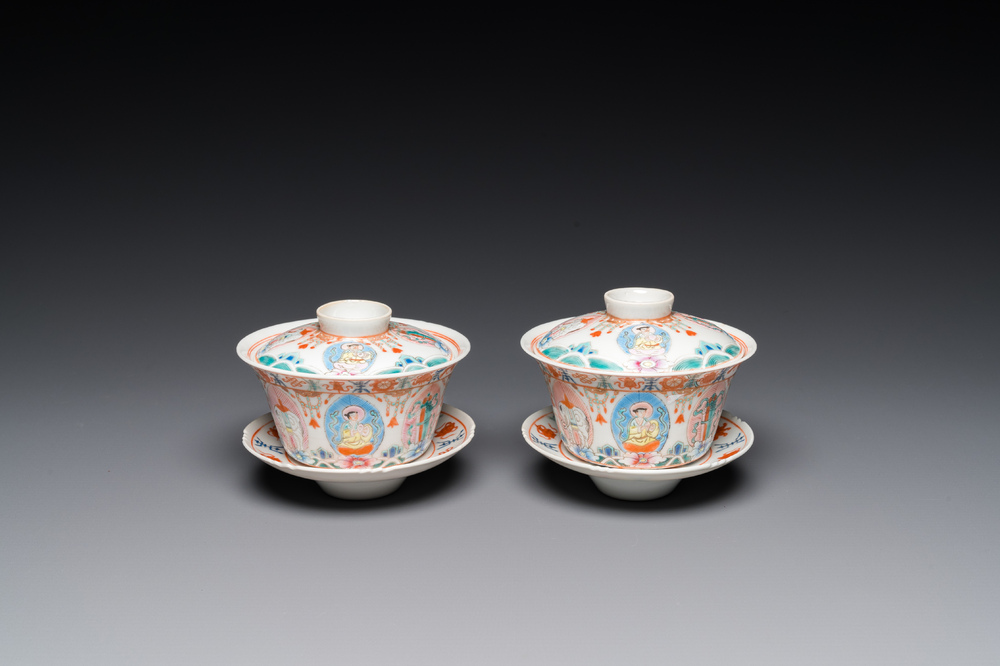 A pair of Chinese famille rose covered bowls on stands, Baragon Tumed mark, 19/20th C.