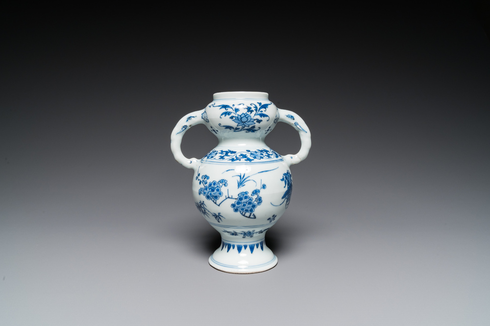Een Chinese blauw-witte vaas met floraal decor, Transitie periode