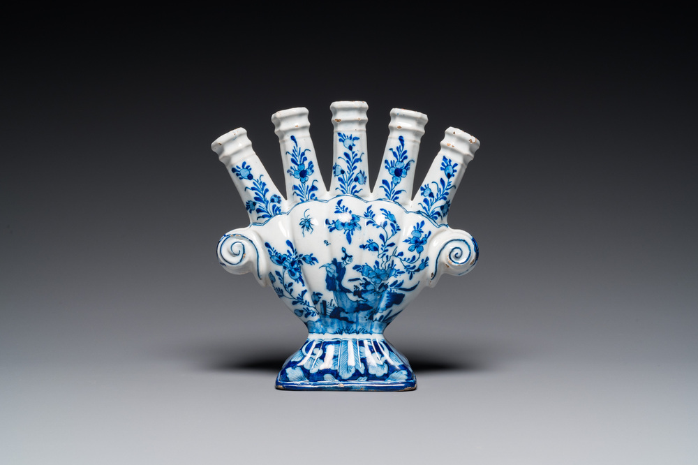 Tulipi&egrave;re en fa&iuml;ence de Delft en bleu et blanc &agrave; d&eacute;cor chinois, 18&egrave;me