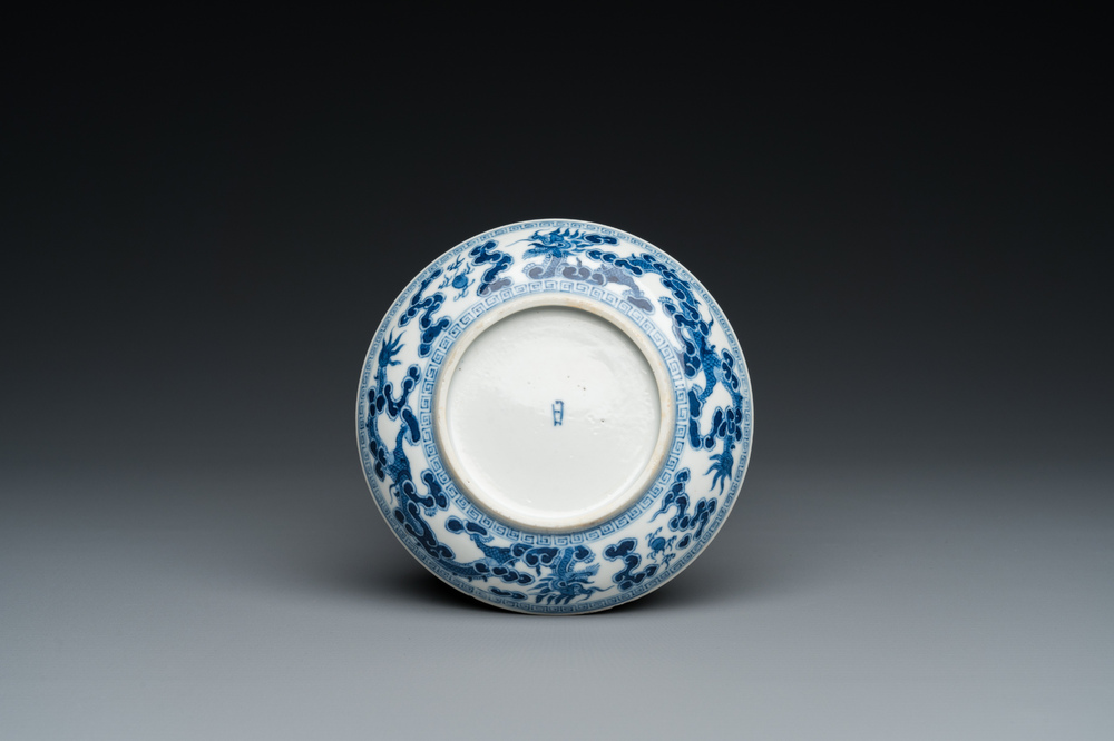 Een Chinees blauw-wit 'Bleu de Hue' bord voor de Vietnamese markt, Nhat merk, 19e eeuw