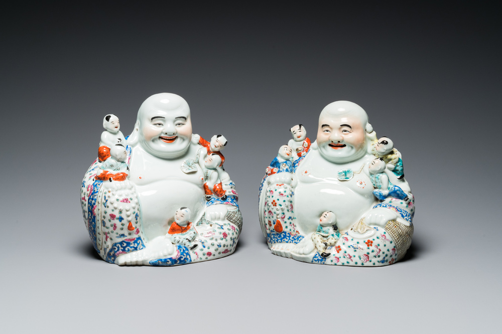 Een paar Chinese famille rose sculpturen van Boeddha, Zhu Mao Ji Zao 朱茂記造 merk, Republiek