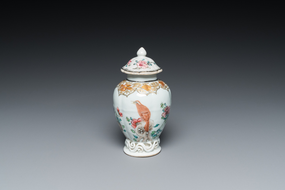 Een Chinese famille rose theebus met een vogel op een rots, Yongzheng
