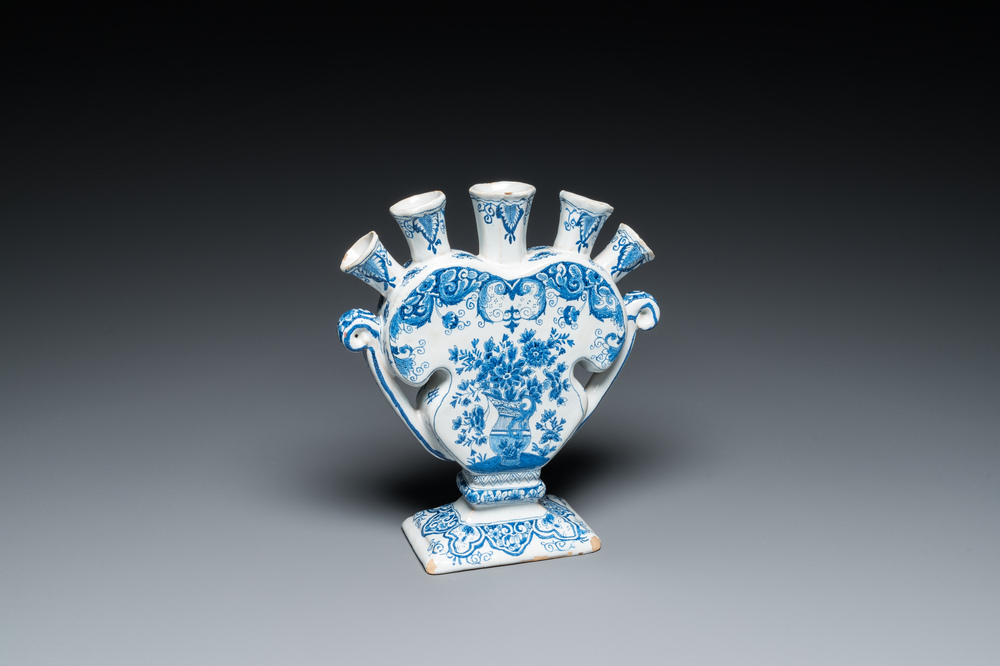Tulipi&egrave;re en fa&iuml;ence de Delft en bleu et blanc &agrave; d&eacute;cor de vases aux fleurs, 19&egrave;me
