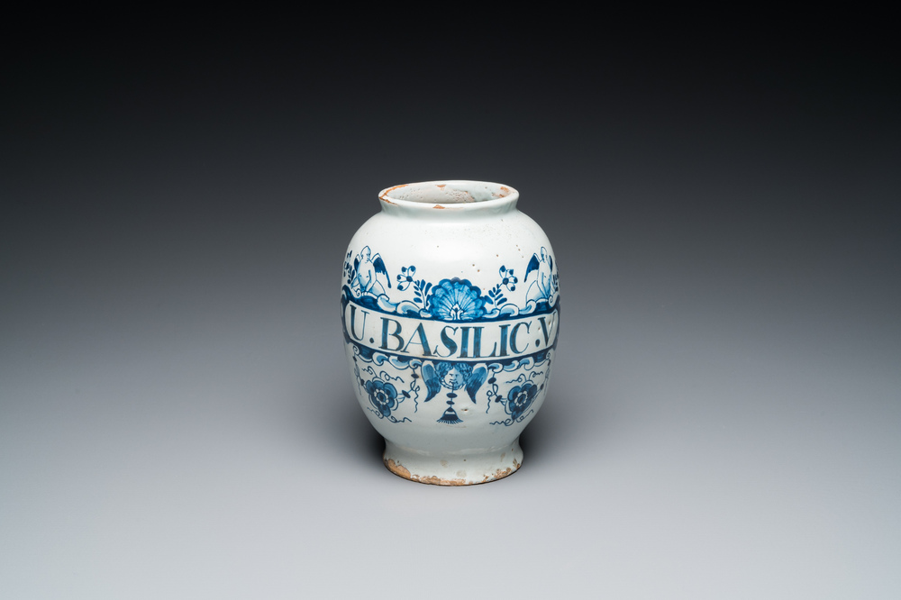 Een blauw-witte Engelse Delftware apothekerspot, wellicht Londen, 18e eeuw