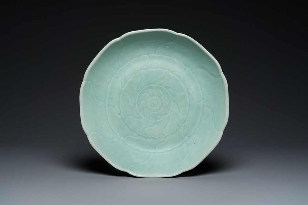 Een Chinese celadon 'lotus' schotel, Qianlong