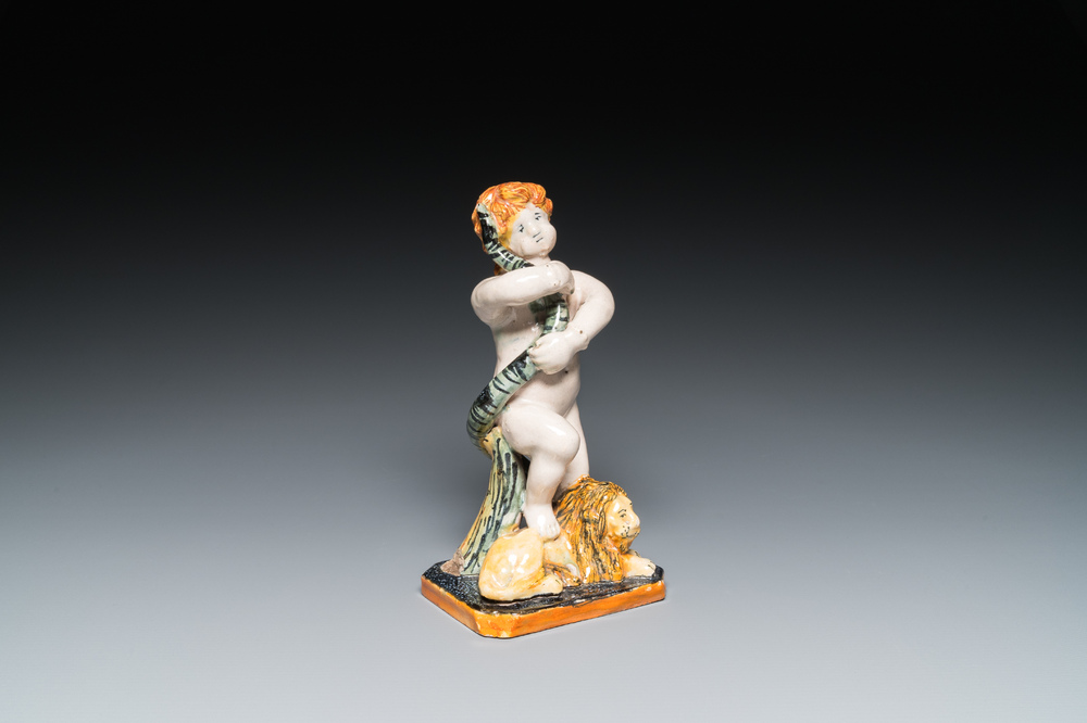 Sculpture d'un putto au serpent reposant sur un lion en fa&iuml;ence polychrome de Bruxelles, fin du 18&egrave;me