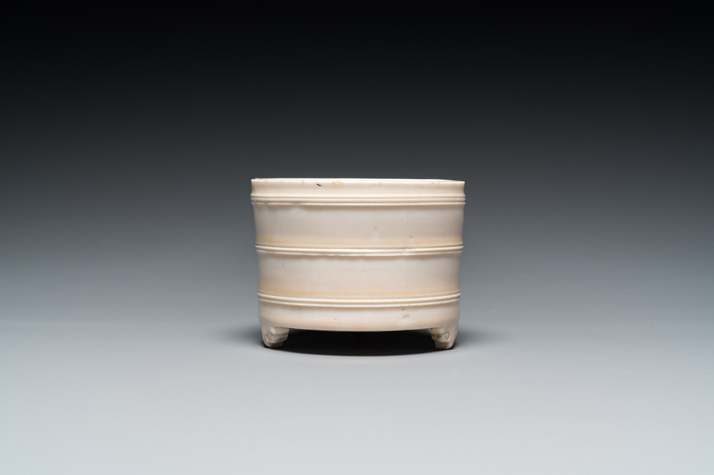 Een Chinese Dehua blanc de Chine driepotige wierookbrander, Kangxi