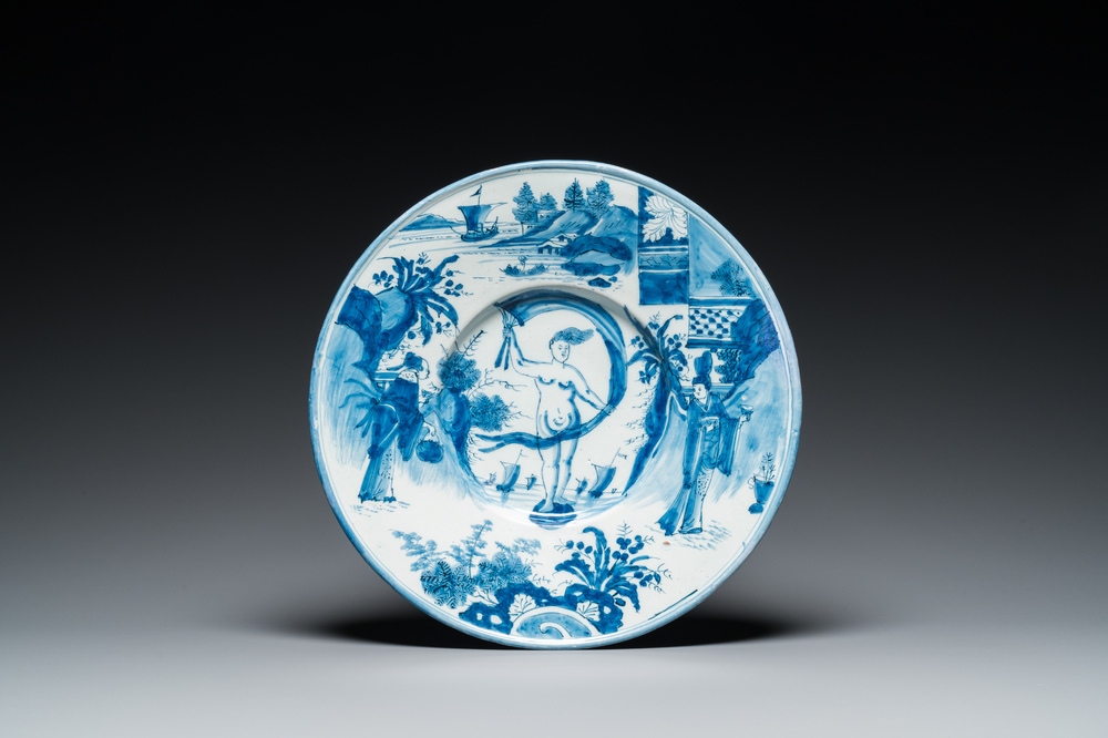 Plat en fa&iuml;ence de Delft en bleu et blanc &agrave; d&eacute;cor de V&eacute;nus, fin du 17&egrave;me